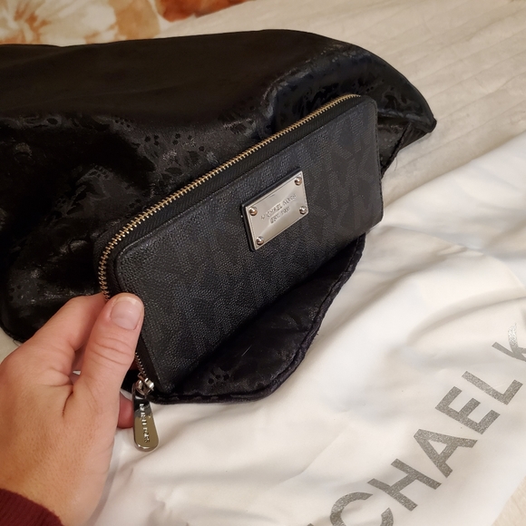 Michael Kors black logo zip wallet - Picture 1 of 4